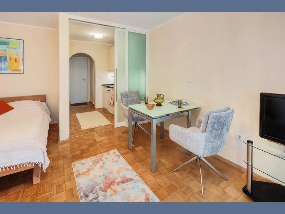 Möbliert: Neu eingerichtetes Apartment mit Balkon in München-Solln