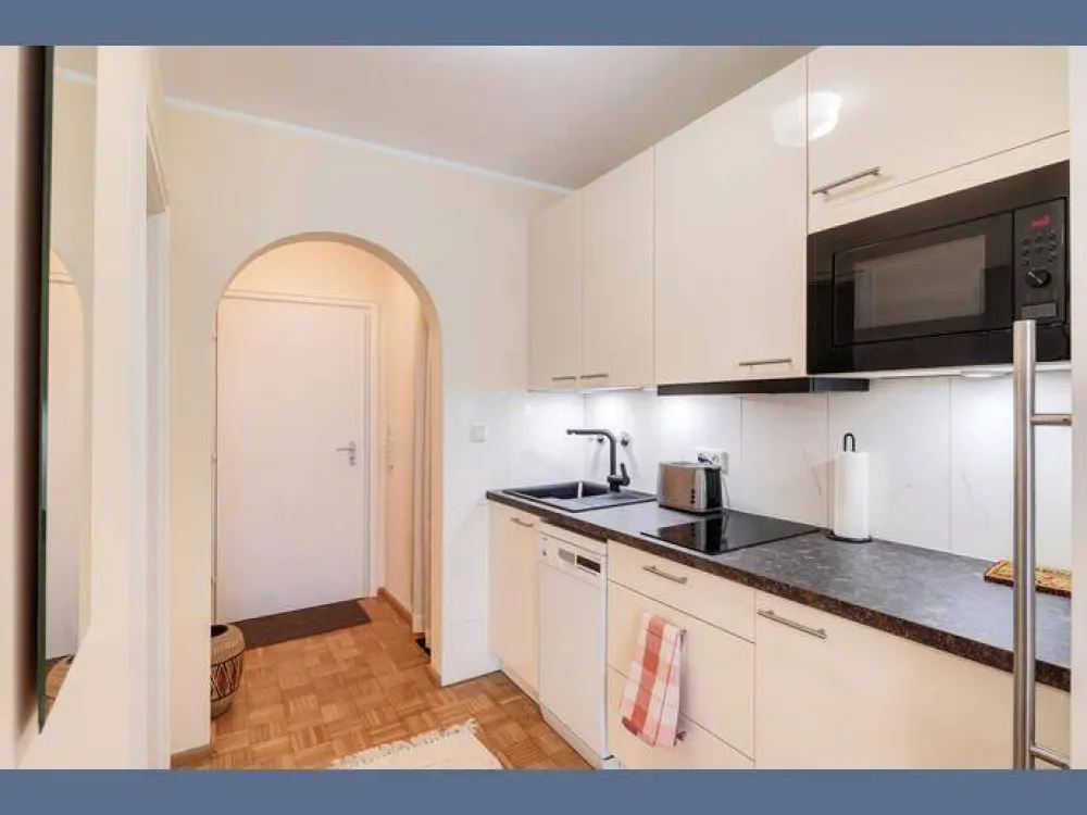 Möbliert: Neu eingerichtetes Apartment mit Balkon in München-Solln