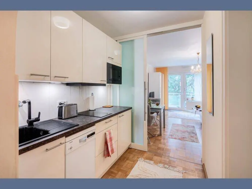 Möbliert: Neu eingerichtetes Apartment mit Balkon in München-Solln