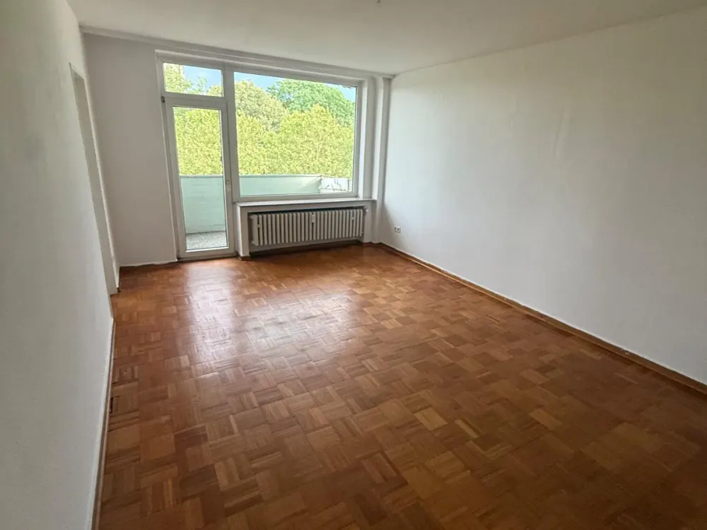 Central 4-Room Apartment with Balcony and Spacious Eat-In Kitchen