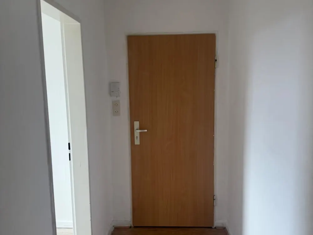 Central 4-Room Apartment with Balcony and Spacious Eat-In Kitchen