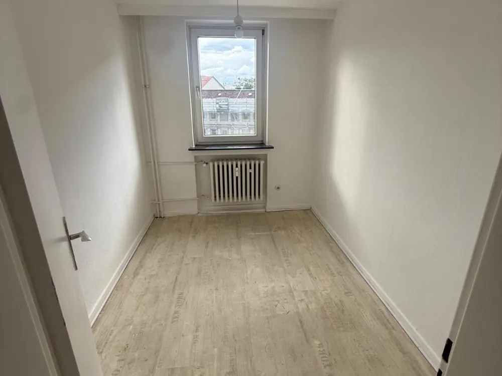 Central 4-Room Apartment with Balcony and Spacious Eat-In Kitchen