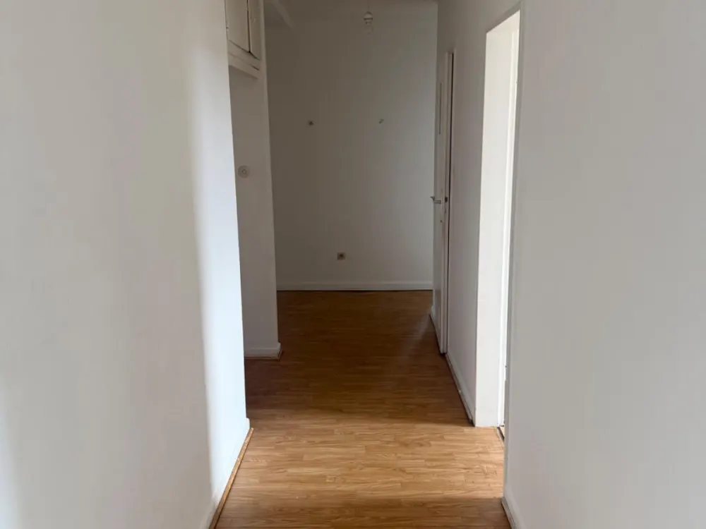 Central 4-Room Apartment with Balcony and Spacious Eat-In Kitchen