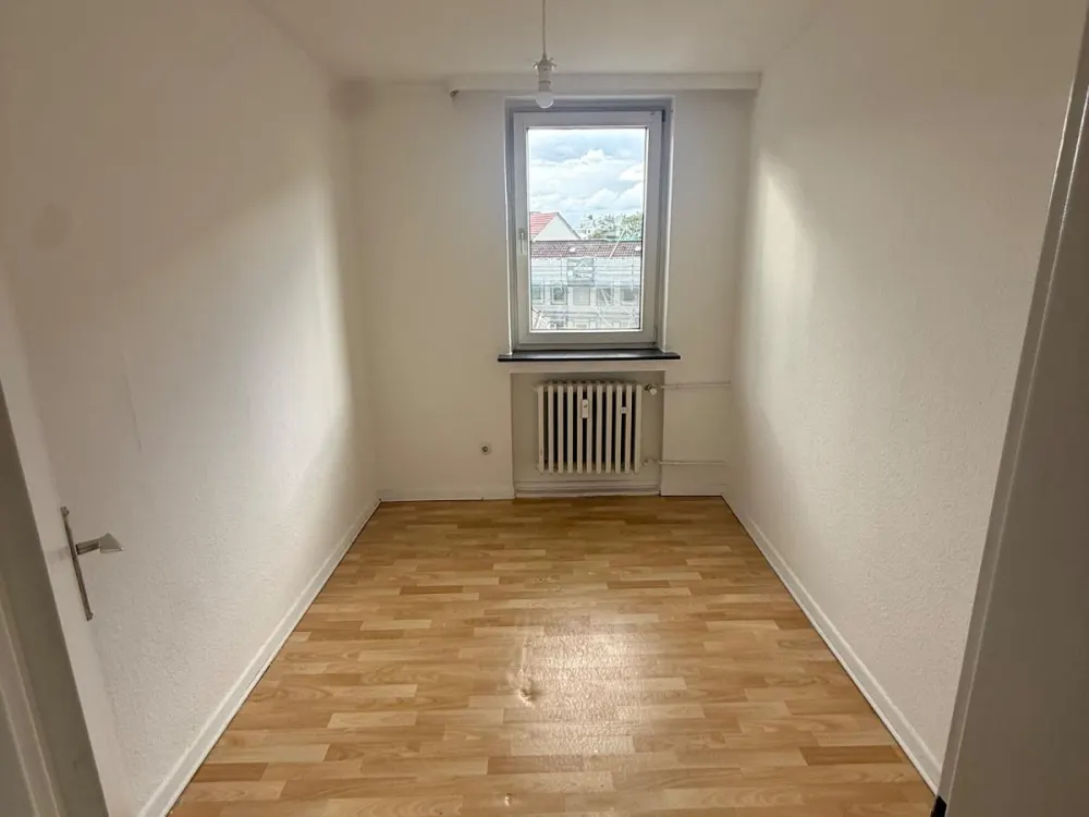 Central 4-Room Apartment with Balcony and Spacious Eat-In Kitchen