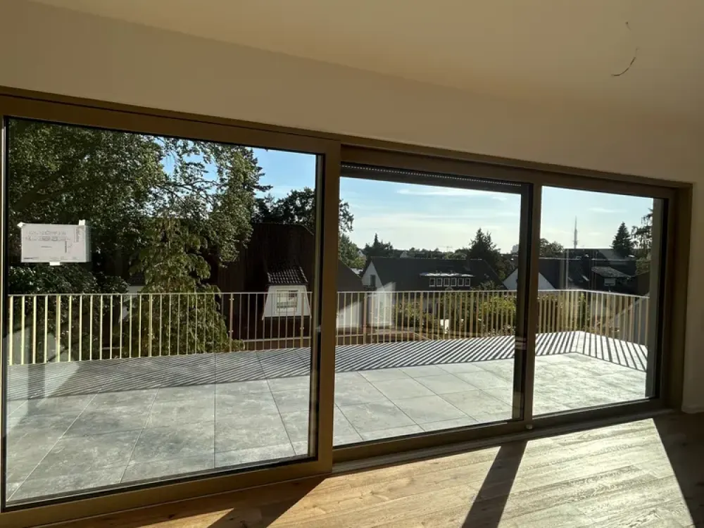 Exclusive 4-Room Penthouse with Roof Terrace at Misburger Forest