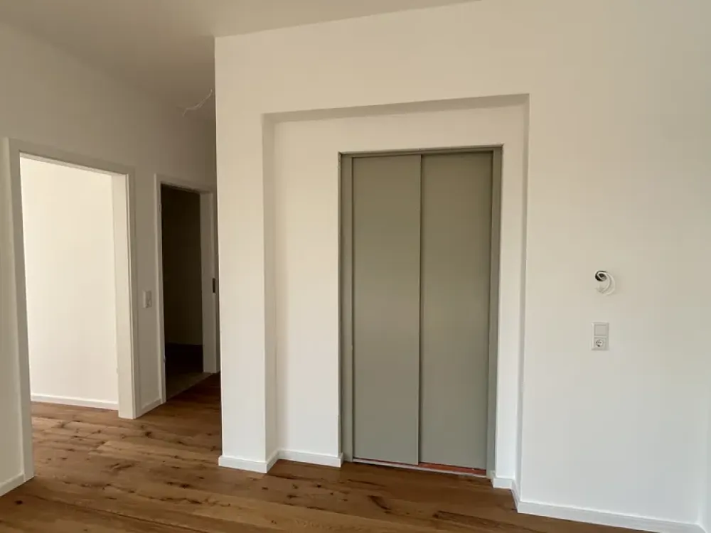 Exclusive 4-Room Penthouse with Roof Terrace at Misburger Forest