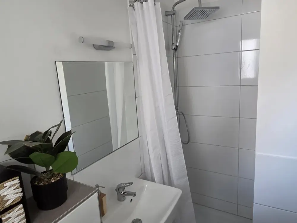 Modernes, frisch saniertes 1,5-Zimmer-Apartment mit neuer Einbauküche in Köln-Ehrenfeld