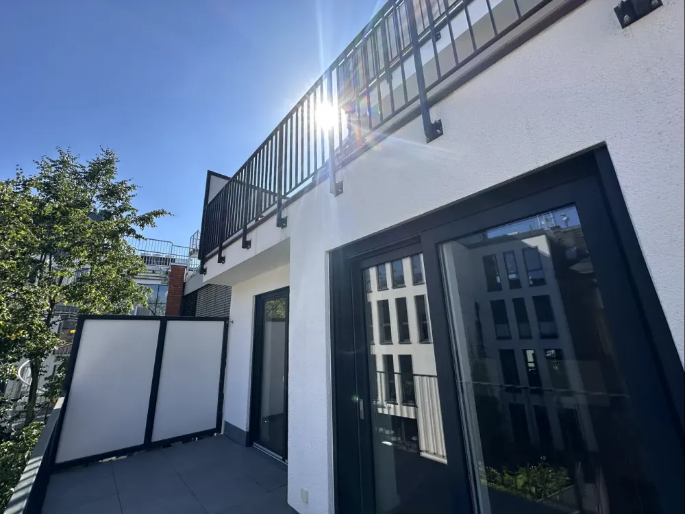 Im Herzen von Hofheim: Großzügiges Wohnen mit offner EBK, 2 Bädern, Aufzug im Haus und Stellplatz