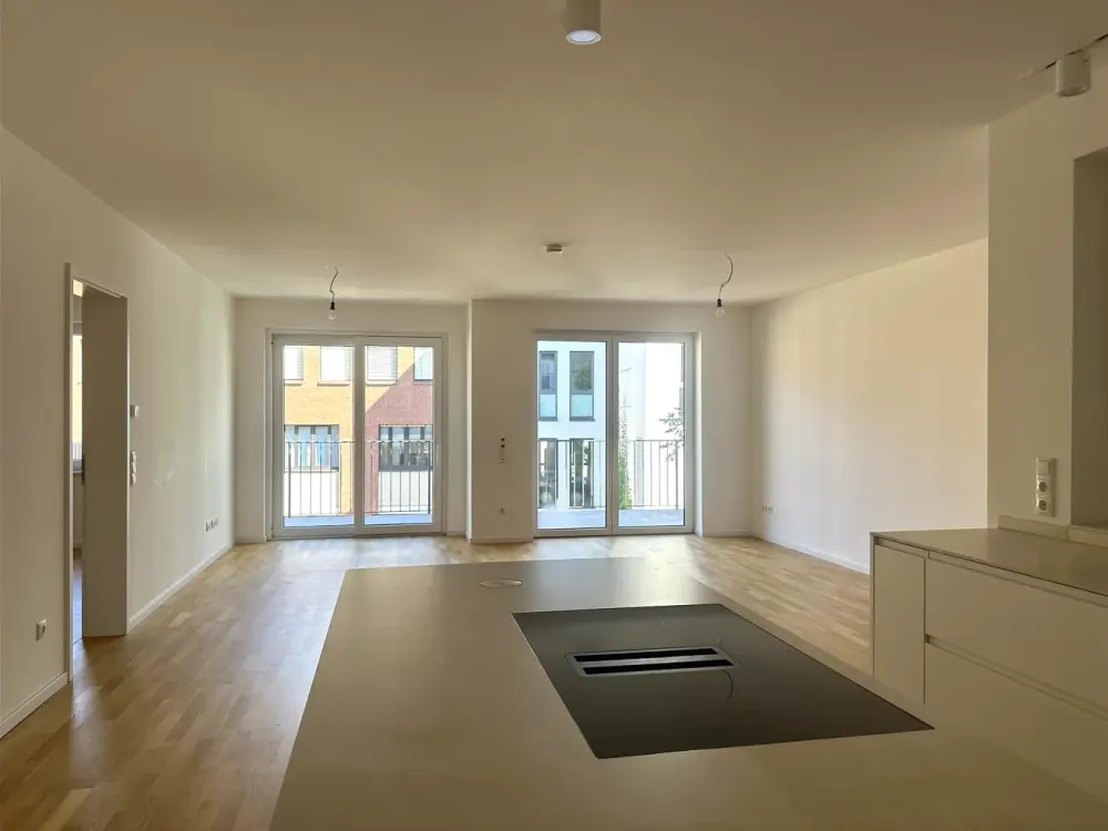 Im Herzen von Hofheim: Großzügiges Wohnen mit offner EBK, 2 Bädern, Aufzug im Haus und Stellplatz