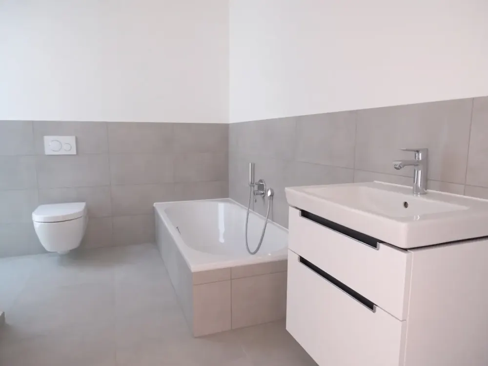 Im Herzen von Hofheim: Großzügiges Wohnen mit offner EBK, 2 Bädern, Aufzug im Haus und Stellplatz