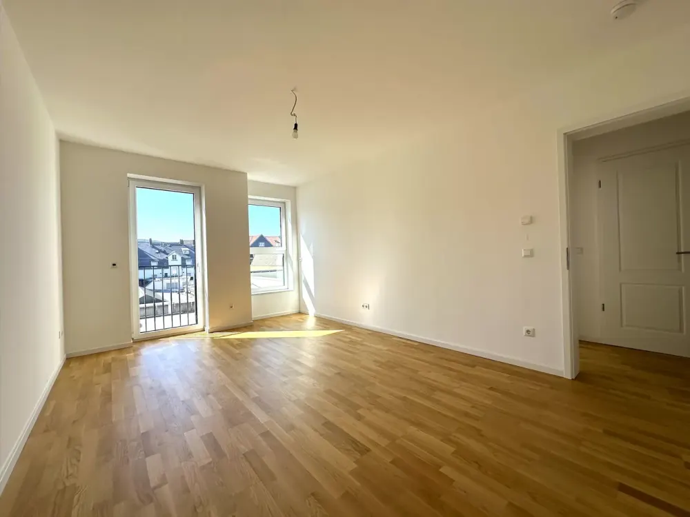 Im Herzen von Hofheim: Großzügiges Wohnen mit offner EBK, 2 Bädern, Aufzug im Haus und Stellplatz