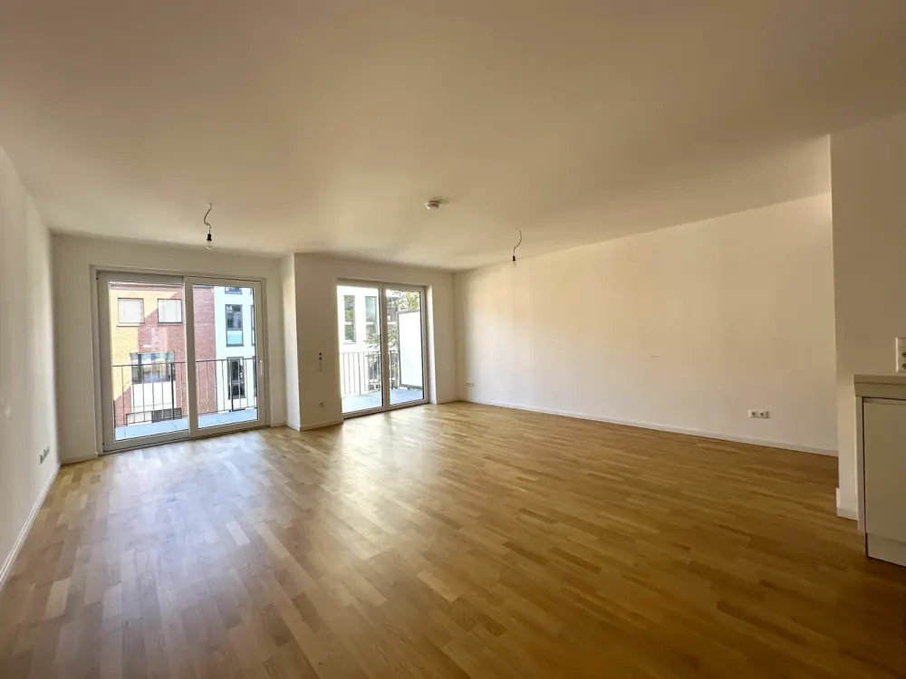 Im Herzen von Hofheim: Großzügiges Wohnen mit offner EBK, 2 Bädern, Aufzug im Haus und Stellplatz