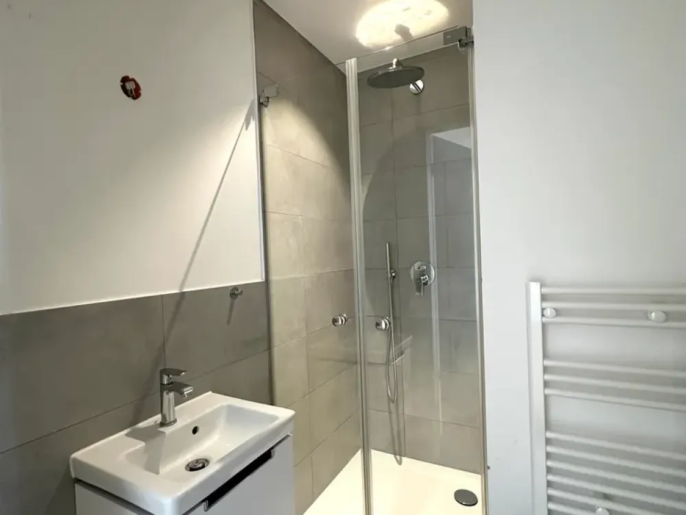 Im Herzen von Hofheim: Großzügiges Wohnen mit offner EBK, 2 Bädern, Aufzug im Haus und Stellplatz