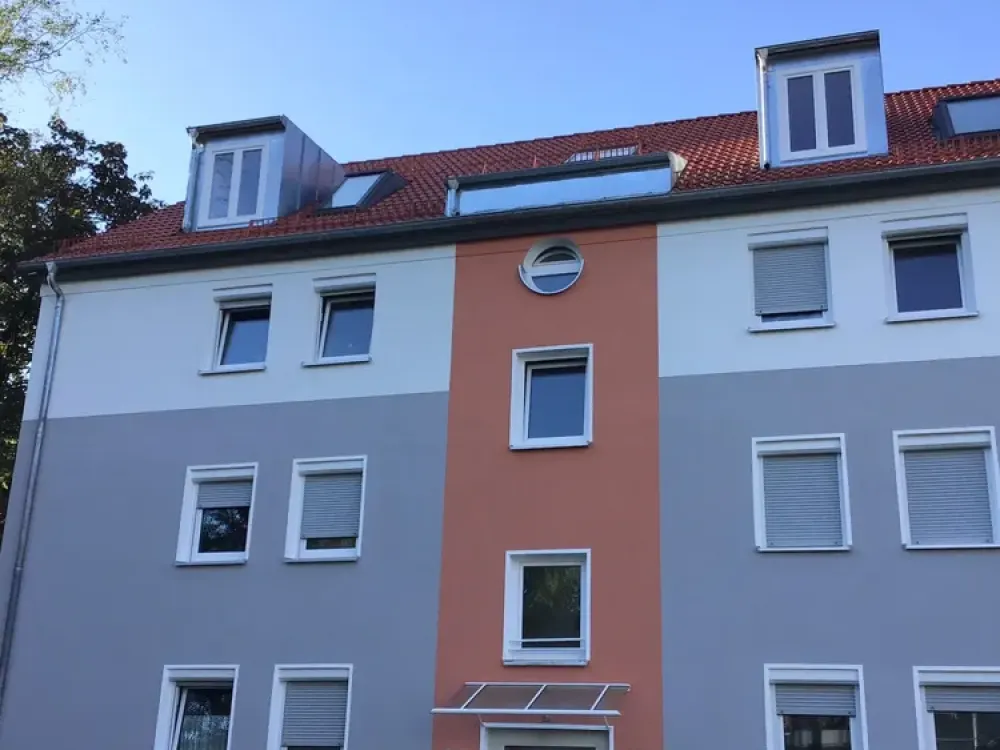 Sofort Einziehen, erst ab Ende September zahlen - schicke 3-Zi.-DG-Whg. mit Loggia-Balkon