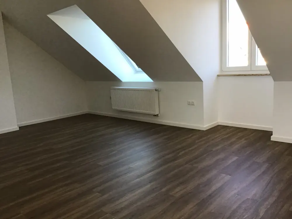 Sofort Einziehen, erst ab Ende September zahlen - schicke 3-Zi.-DG-Whg. mit Loggia-Balkon