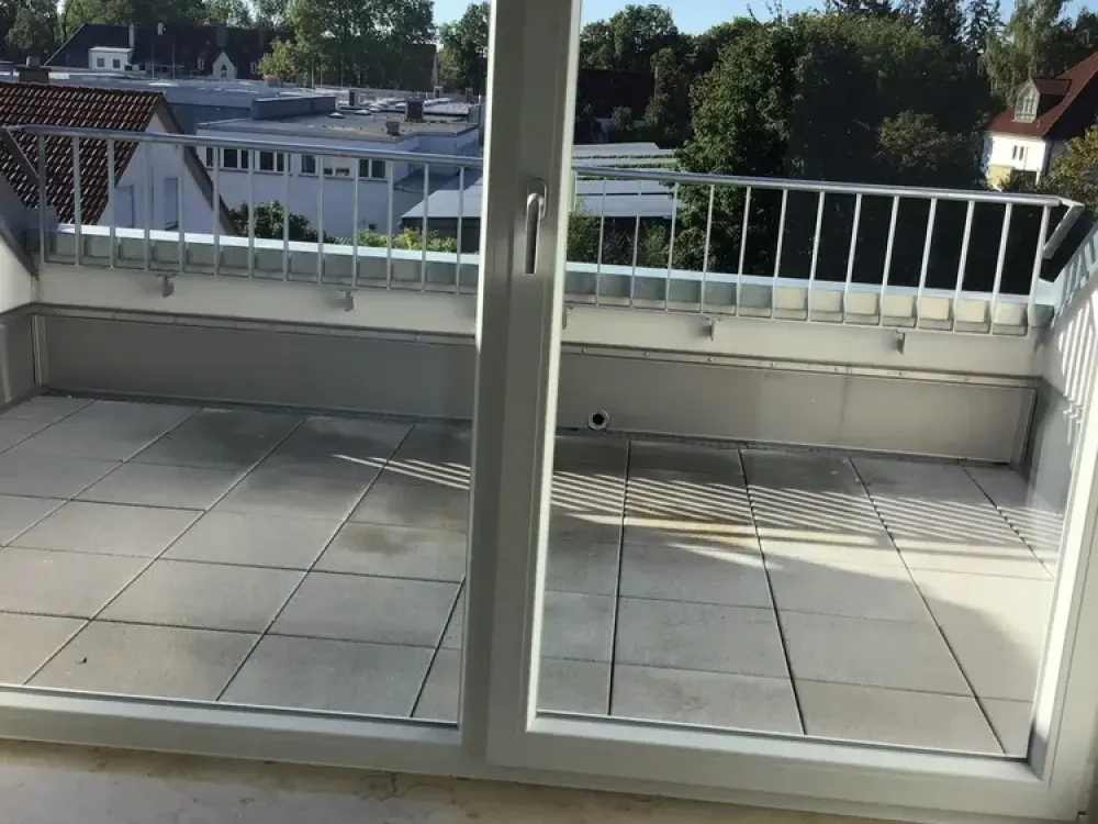 Sofort Einziehen, erst ab Ende September zahlen - schicke 3-Zi.-DG-Whg. mit Loggia-Balkon