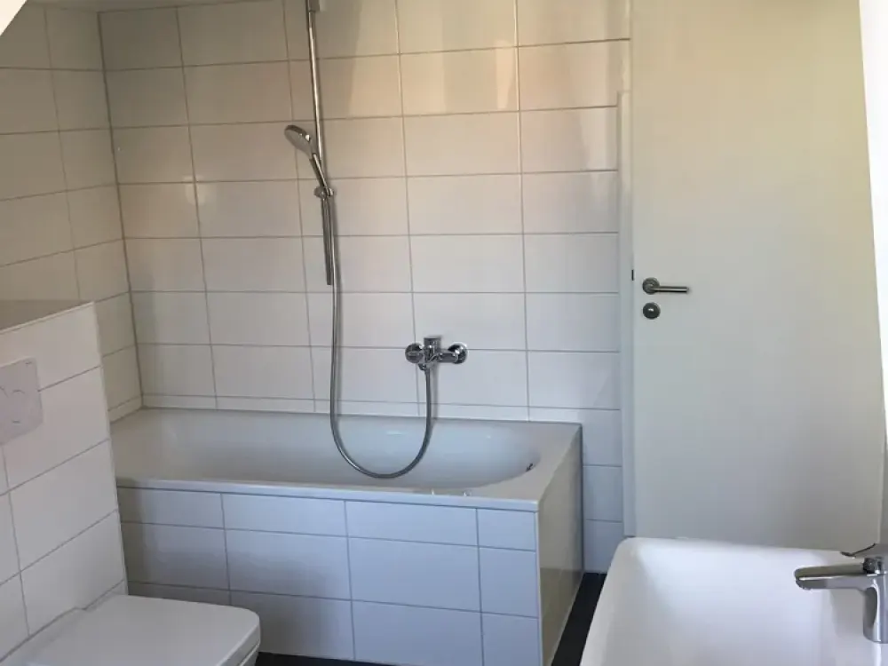 Sofort Einziehen, erst ab Ende September zahlen - schicke 3-Zi.-DG-Whg. mit Loggia-Balkon