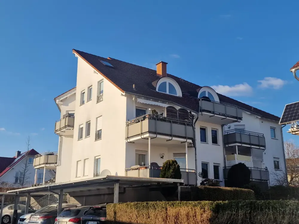 Viel Platz zum Wohlfühlen, großzügige 2-Zimmer-Wohnung mit großem Balkon & Carport