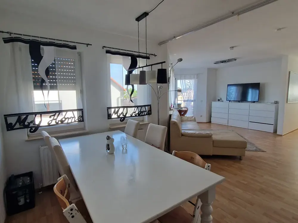 Viel Platz zum Wohlfühlen, großzügige 2-Zimmer-Wohnung mit großem Balkon & Carport