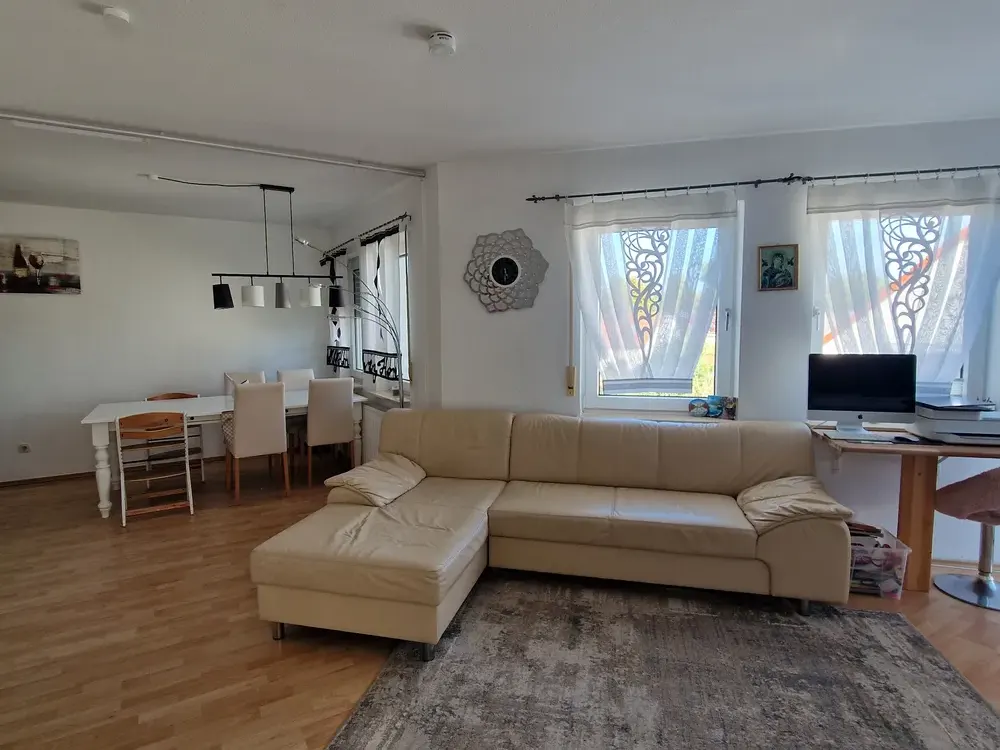 Viel Platz zum Wohlfühlen, großzügige 2-Zimmer-Wohnung mit großem Balkon & Carport