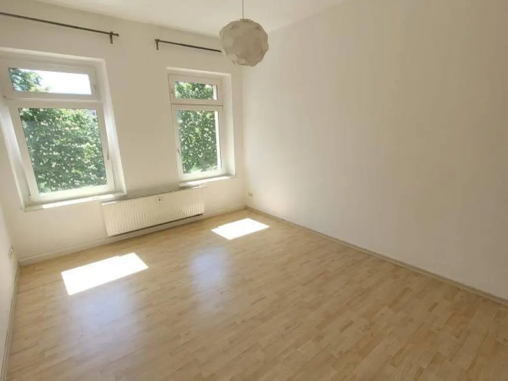 2 Raum Wohnung 1. OG direkt am Lene Voigt Park WG geeignet