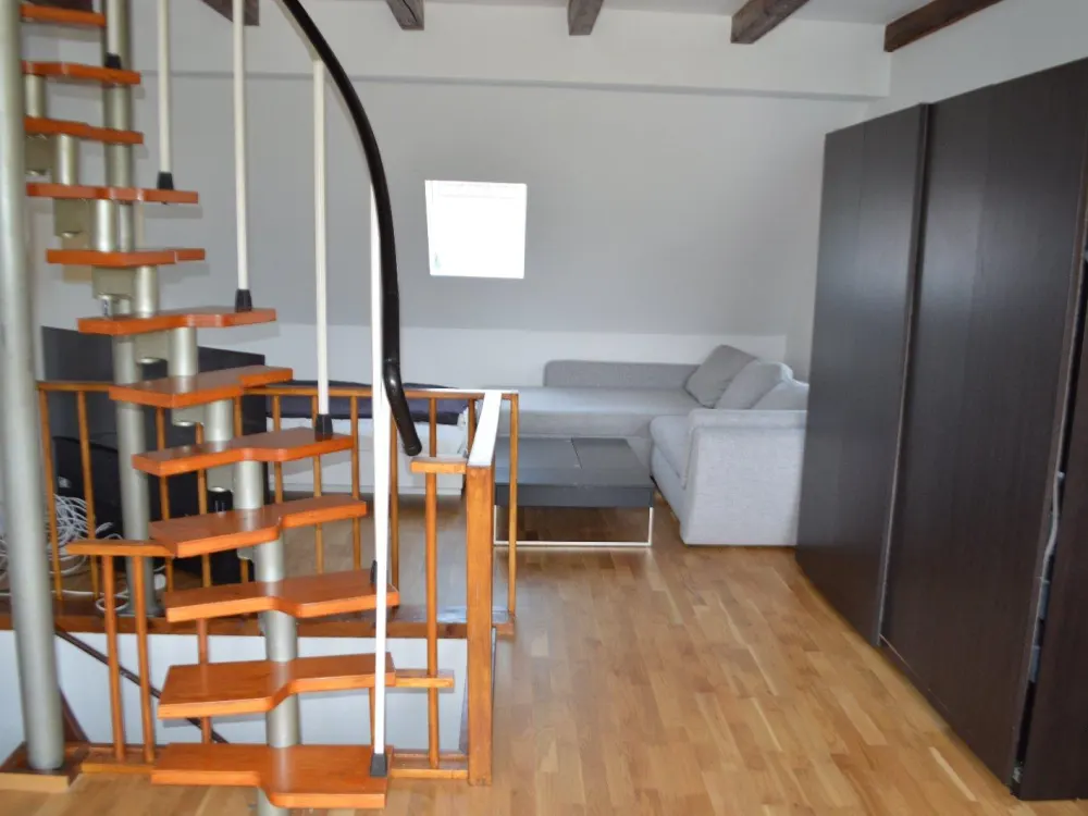 Furnished 1-room attic apartment with a large garden