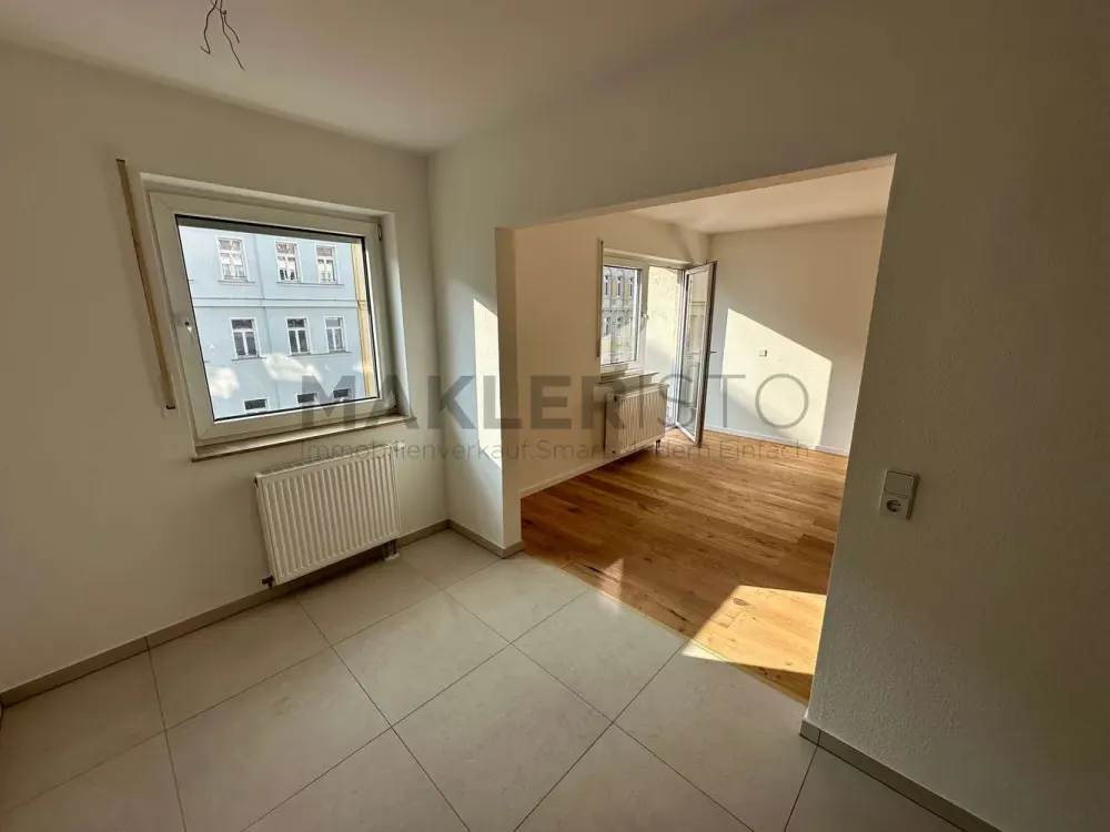 **Modernisierte 2-Raumwohnung mit Balkon, Einbauküche & Stellplatz in der Südvorstadt**