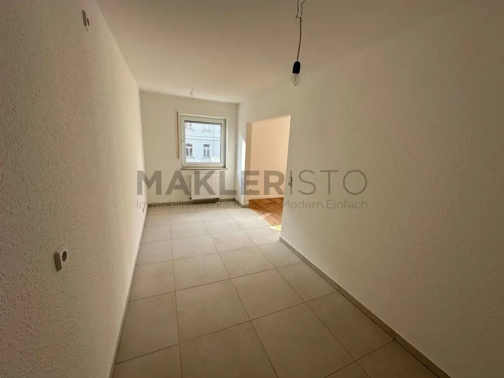 **Modernisierte 2-Raumwohnung mit Balkon, Einbauküche & Stellplatz in der Südvorstadt**