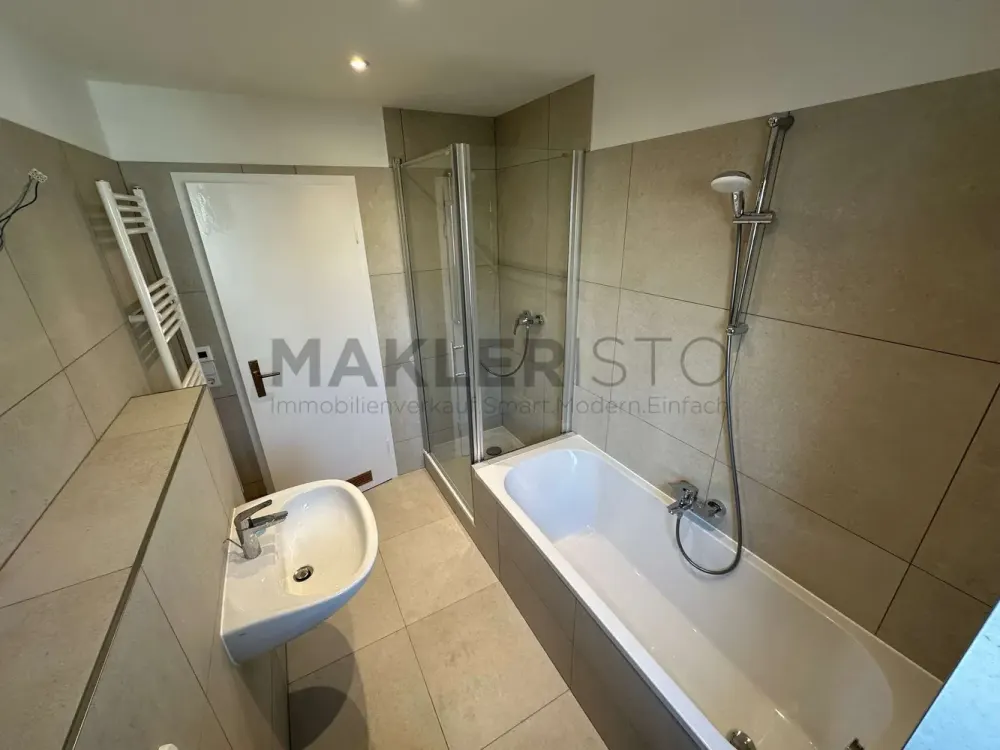 **Modernisierte 2-Raumwohnung mit Balkon, Einbauküche & Stellplatz in der Südvorstadt**