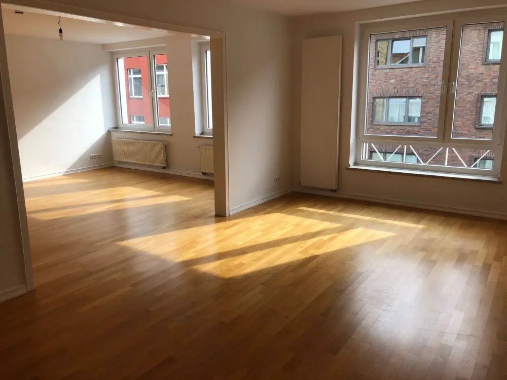 Lichtdurchflutete, großzügige 3-Zimmerwohnung mit Balkon und Parkett -nur schriftliche Anfragen -