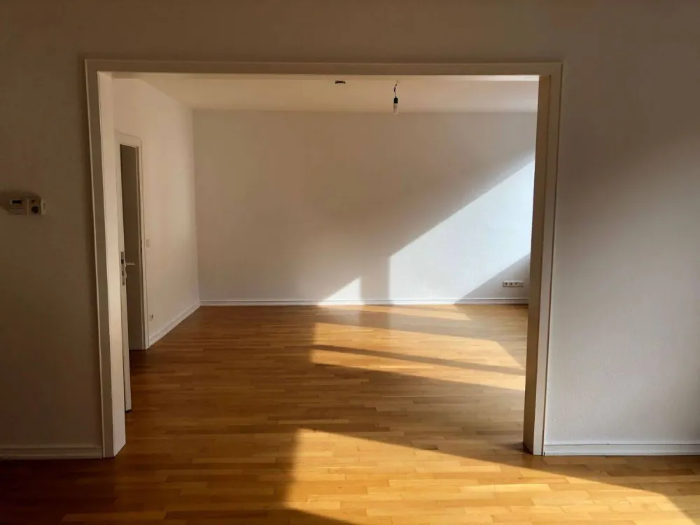 Lichtdurchflutete, großzügige 3-Zimmerwohnung mit Balkon und Parkett -nur schriftliche Anfragen -