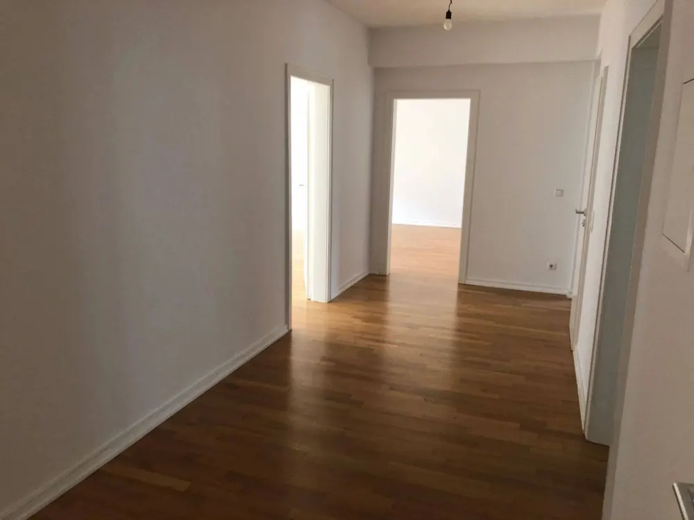 Lichtdurchflutete, großzügige 3-Zimmerwohnung mit Balkon und Parkett -nur schriftliche Anfragen -