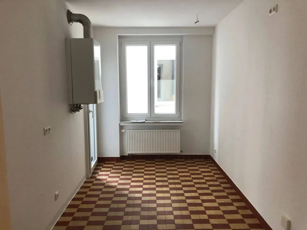 Lichtdurchflutete, großzügige 3-Zimmerwohnung mit Balkon und Parkett -nur schriftliche Anfragen -