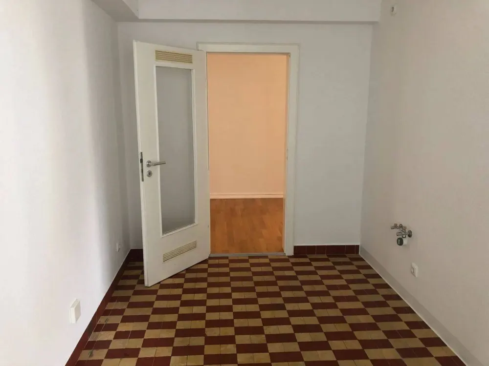 Lichtdurchflutete, großzügige 3-Zimmerwohnung mit Balkon und Parkett -nur schriftliche Anfragen -