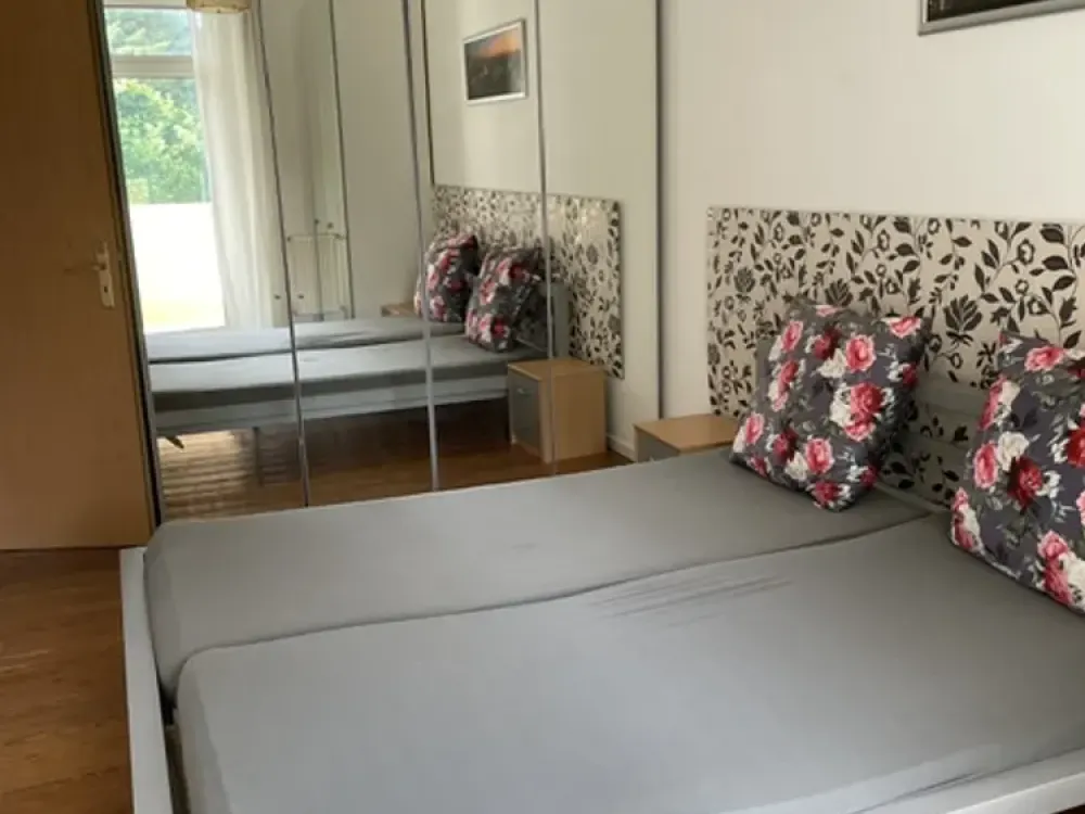 Komplett möblierte Wohnung mit Balkon
