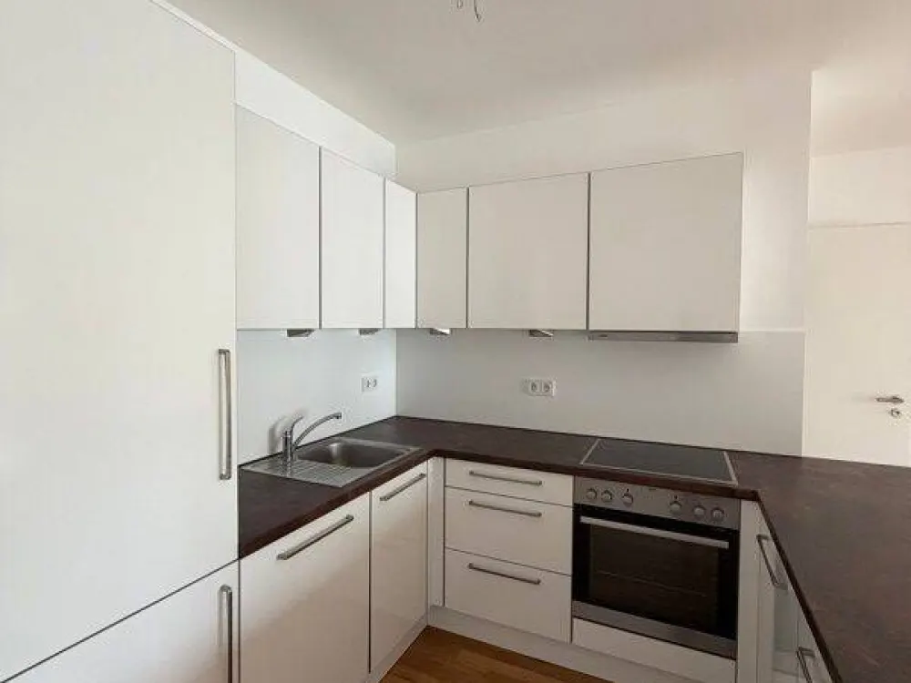 Praktisch geschnittene 4-Raum-Wohnung mit moderner Einbauküche und Balkon