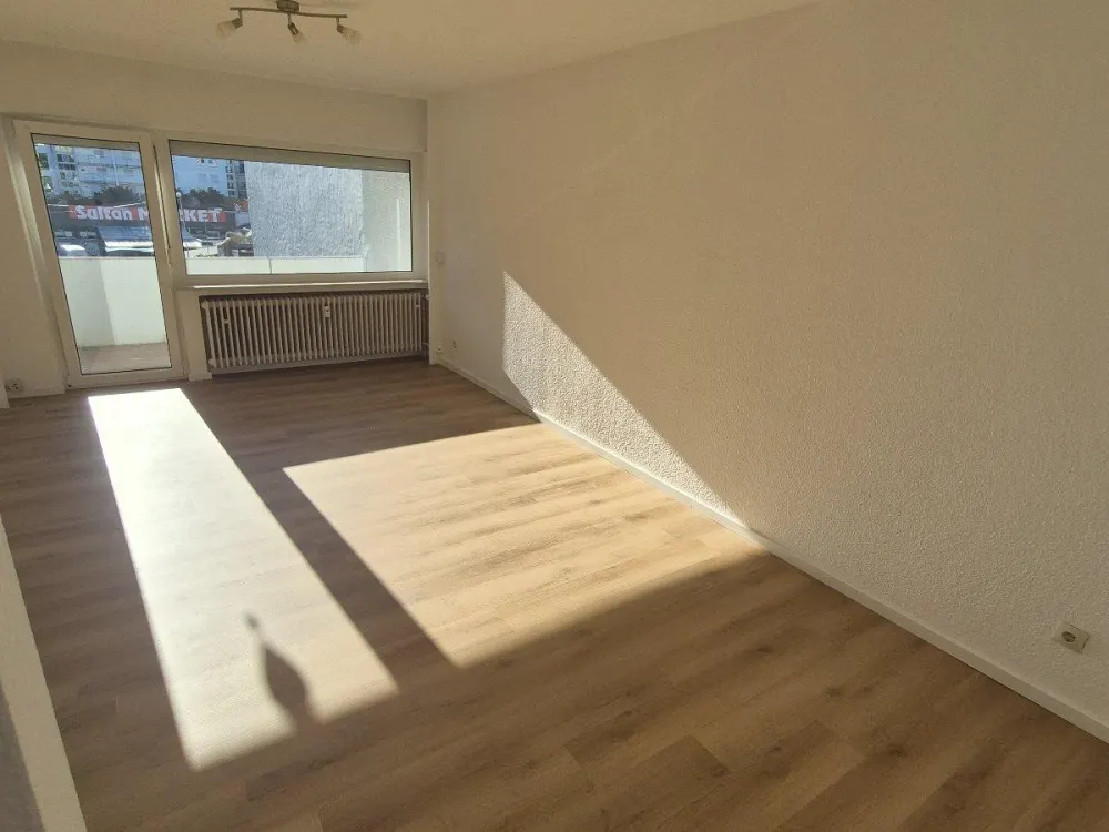 Neuer Boden / Renoviert / Balkon / 1-Zimmer / Garage