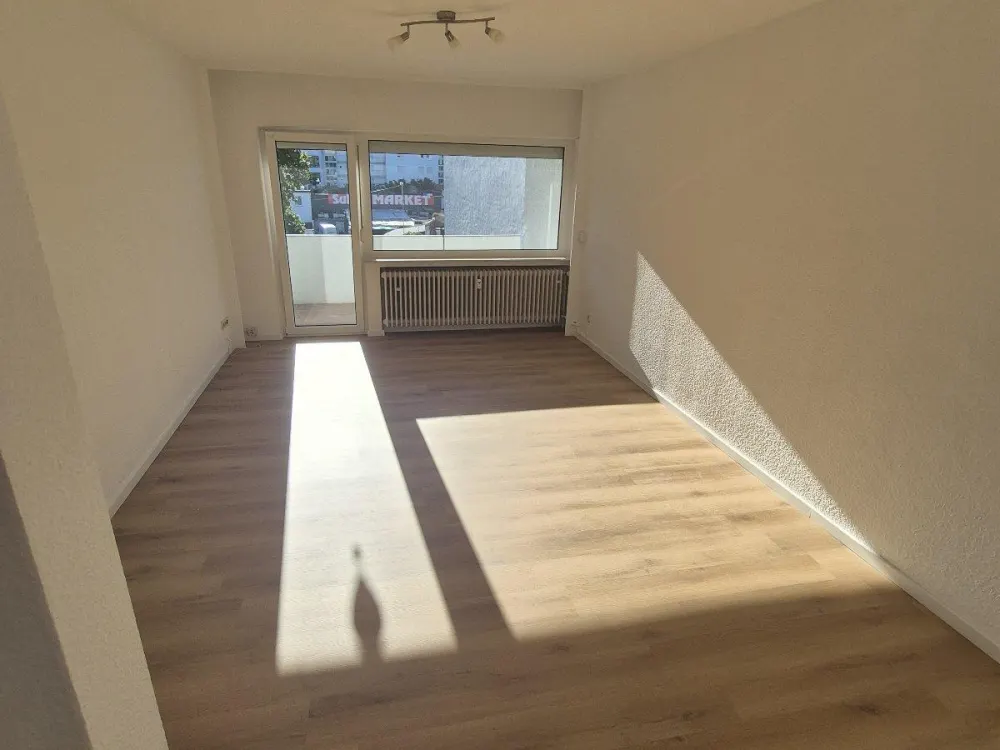 Neuer Boden / Renoviert / Balkon / 1-Zimmer / Garage