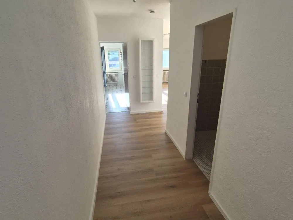 Neuer Boden / Renoviert / Balkon / 1-Zimmer / Garage