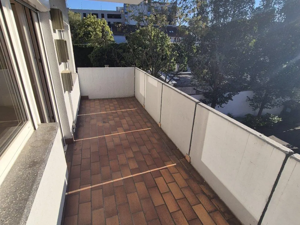 Neuer Boden / Renoviert / Balkon / 1-Zimmer / Garage