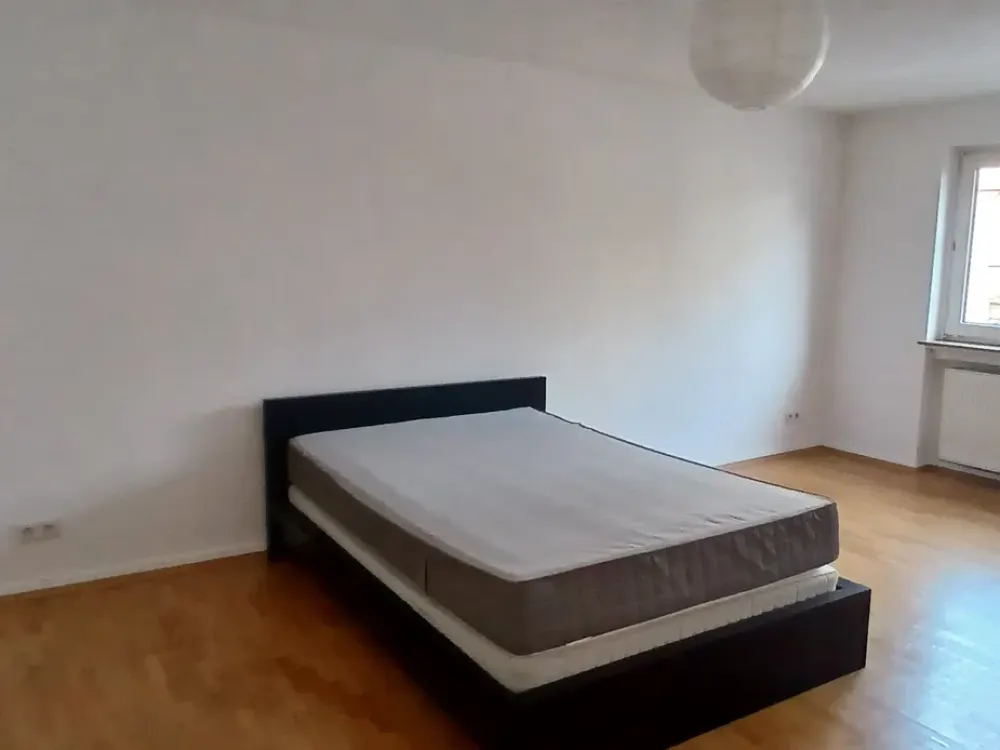 Zentral gelegene 2 Zimmer-Wohnung mit Einbauküche in Bockenheim!