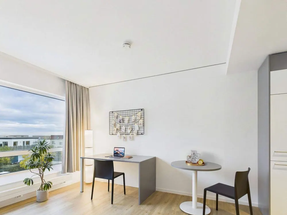 Dein Start in den Sommer: Möbliertes & helles Apartment direkt am Campus Riedberg | Maxi Bude
