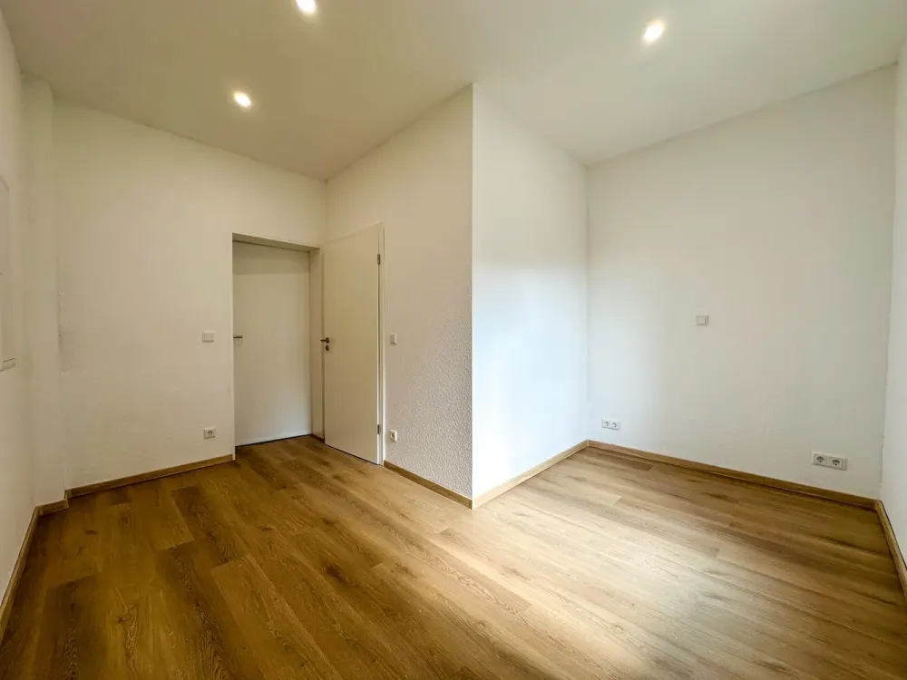 Design trifft Altbau, kernsanierte 2-Zimmer-Wohnung mit Einbauküche