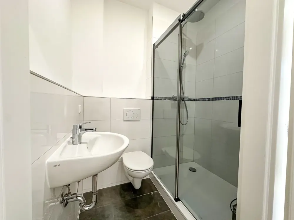 Design trifft Altbau, kernsanierte 2-Zimmer-Wohnung mit Einbauküche