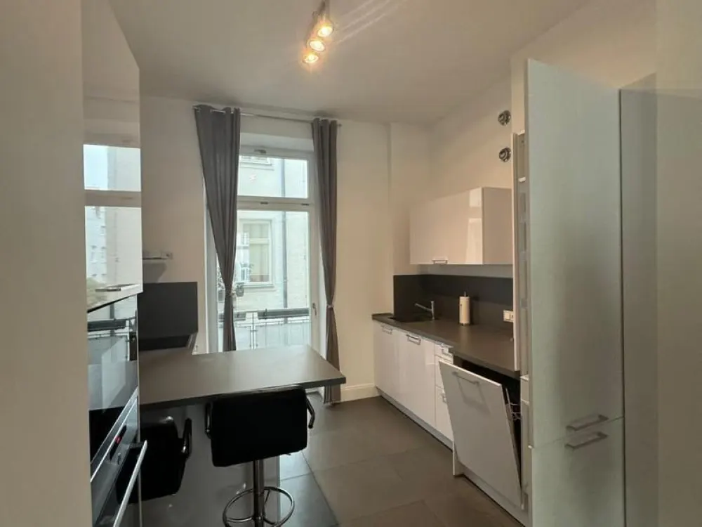 Schöne modernisierte Altbauwohnung im Herzen Schwabings - Teilmöbliert