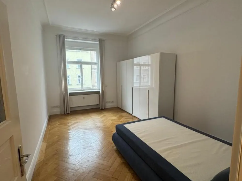 Schöne modernisierte Altbauwohnung im Herzen Schwabings - Teilmöbliert