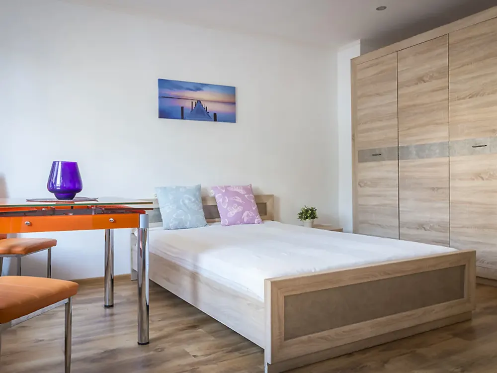 Ruhige, renovierte, volleingerichtete 1-Zimmer-Wohnung ++Waschmaschine++Zimmer