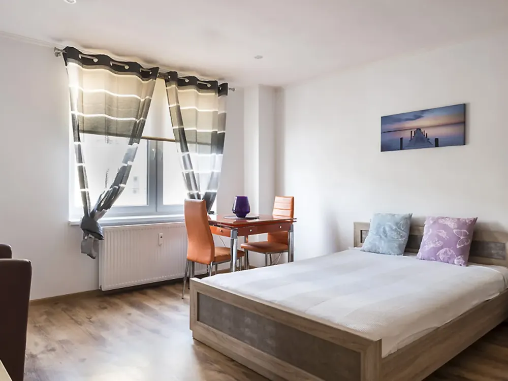 Ruhige, renovierte, volleingerichtete 1-Zimmer-Wohnung ++Waschmaschine++Zimmer
