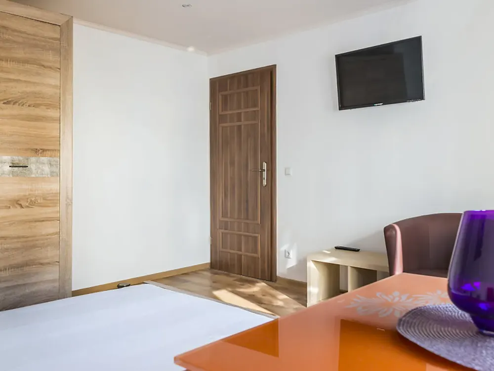 Ruhige, renovierte, volleingerichtete 1-Zimmer-Wohnung ++Waschmaschine++Zimmer