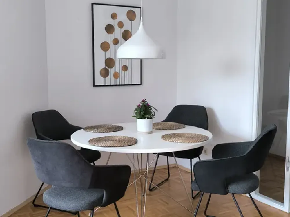 Helle Dachwohnung zur ZWISCHENMIETE 3-6 Monate